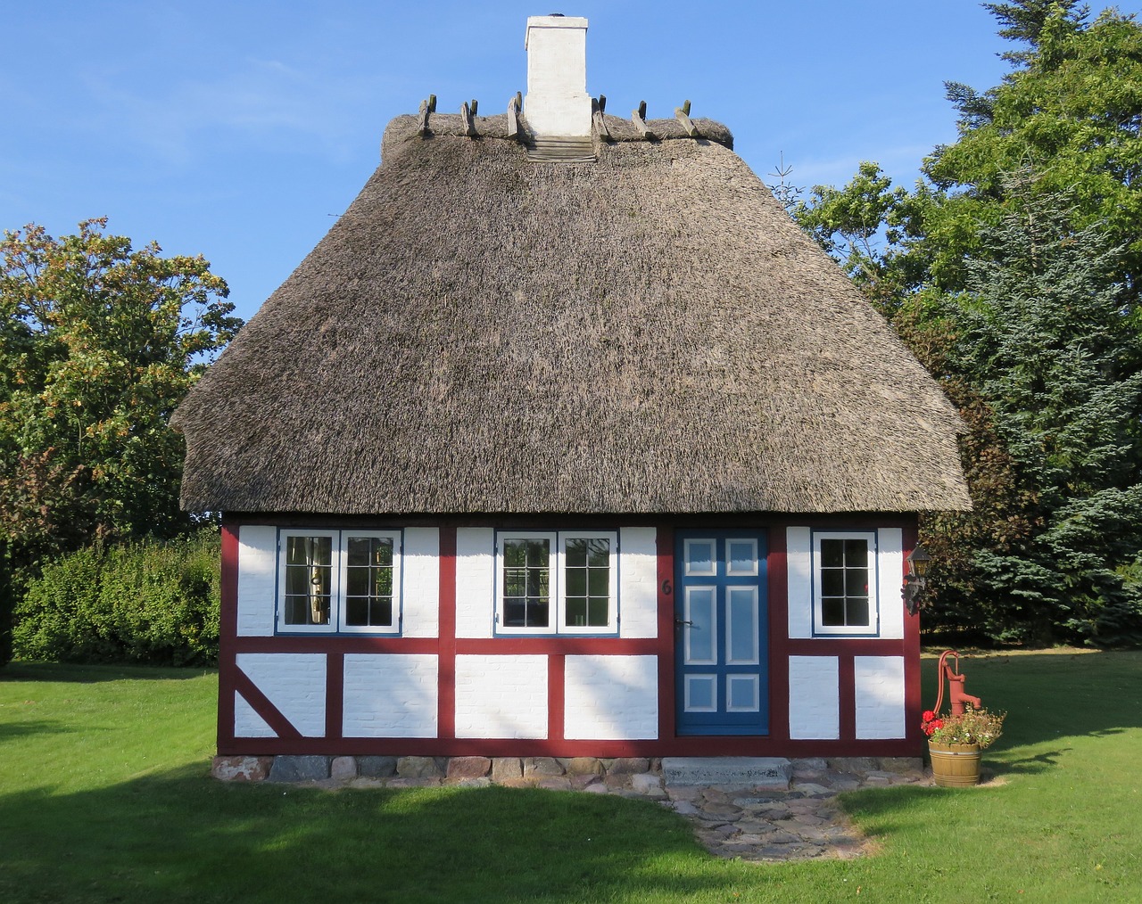 building, denmark, small half-timbered house-1740297.jpg